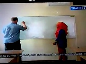 Cuplikan video Jaziran Islam (Trans7) yang menayangkan penjelasan Dmitry Polakov tentang teori terbitnya matahari dari Barat. (YouTube)