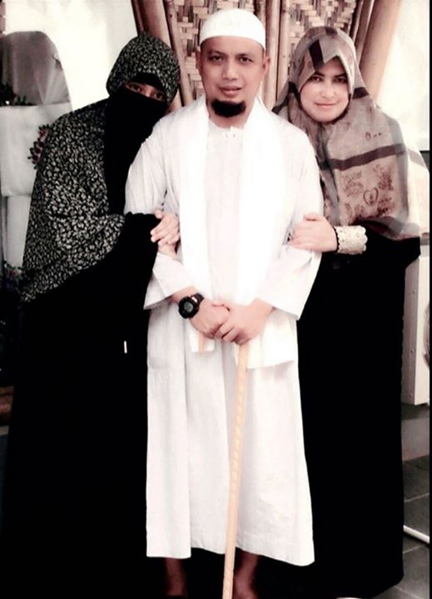 Ustadz Arifin Ilham dengan kedua istrinya. (fb.com/kh.muhammad.arifin.ilham)