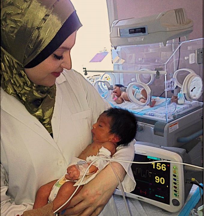 Rulla Abbas dan bayi perempuan dari ibu Pengungsi Suriah